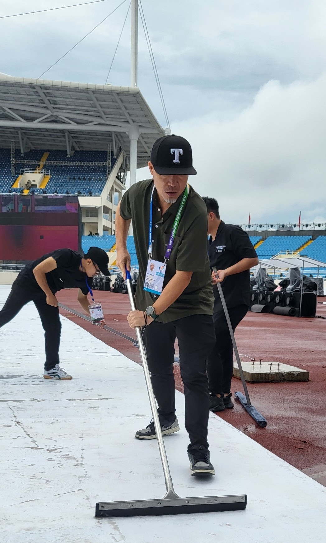 Nhạc sĩ Huy Tuấn miệt mài đẩy nước ở sân khấu chính.