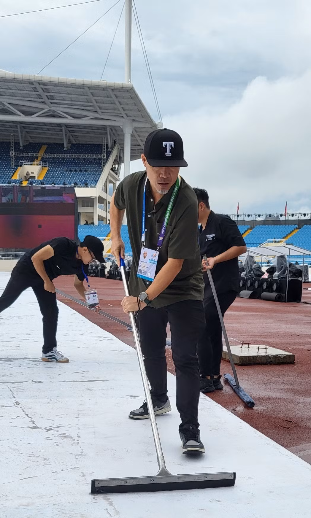 Nhạc sĩ Huy Tuấn miệt mài đẩy nước ở sân khấu chính.