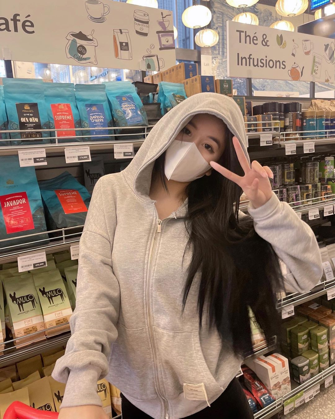 Sau khi "show" những bức ảnh vòng 1 lấp ló với chiếc váy cắt cúp táo bạo, Võ Ngọc Trân diện ngay chiếc áo chống nắng.