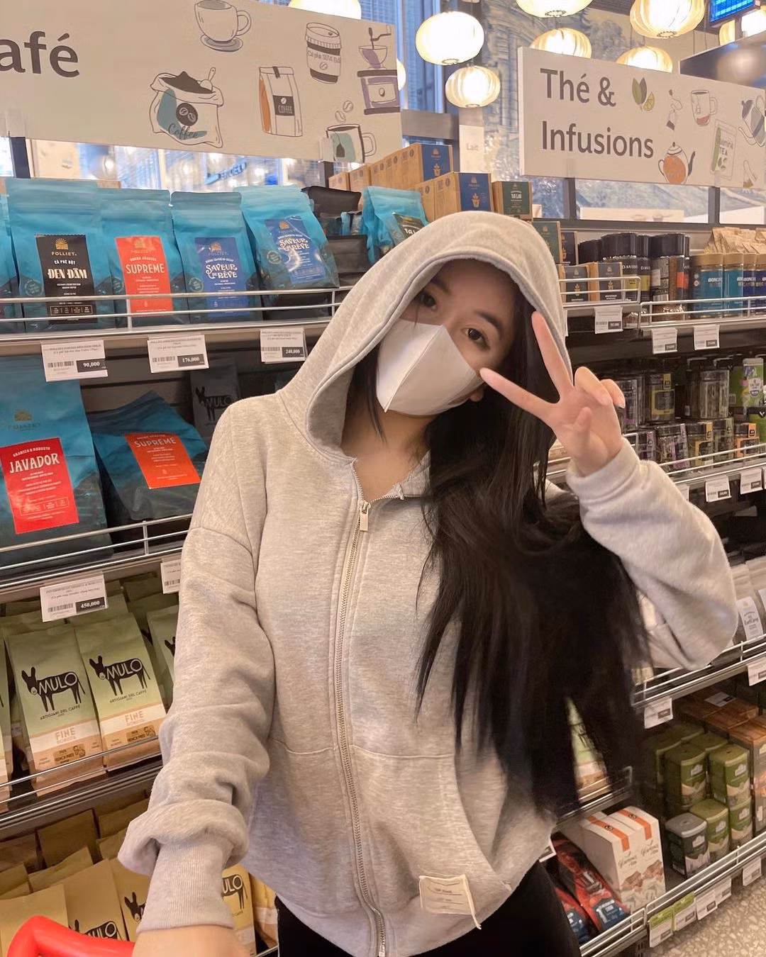 Sau khi "show" những bức ảnh vòng 1 lấp ló với chiếc váy cắt cúp táo bạo, Võ Ngọc Trân diện ngay chiếc áo chống nắng.