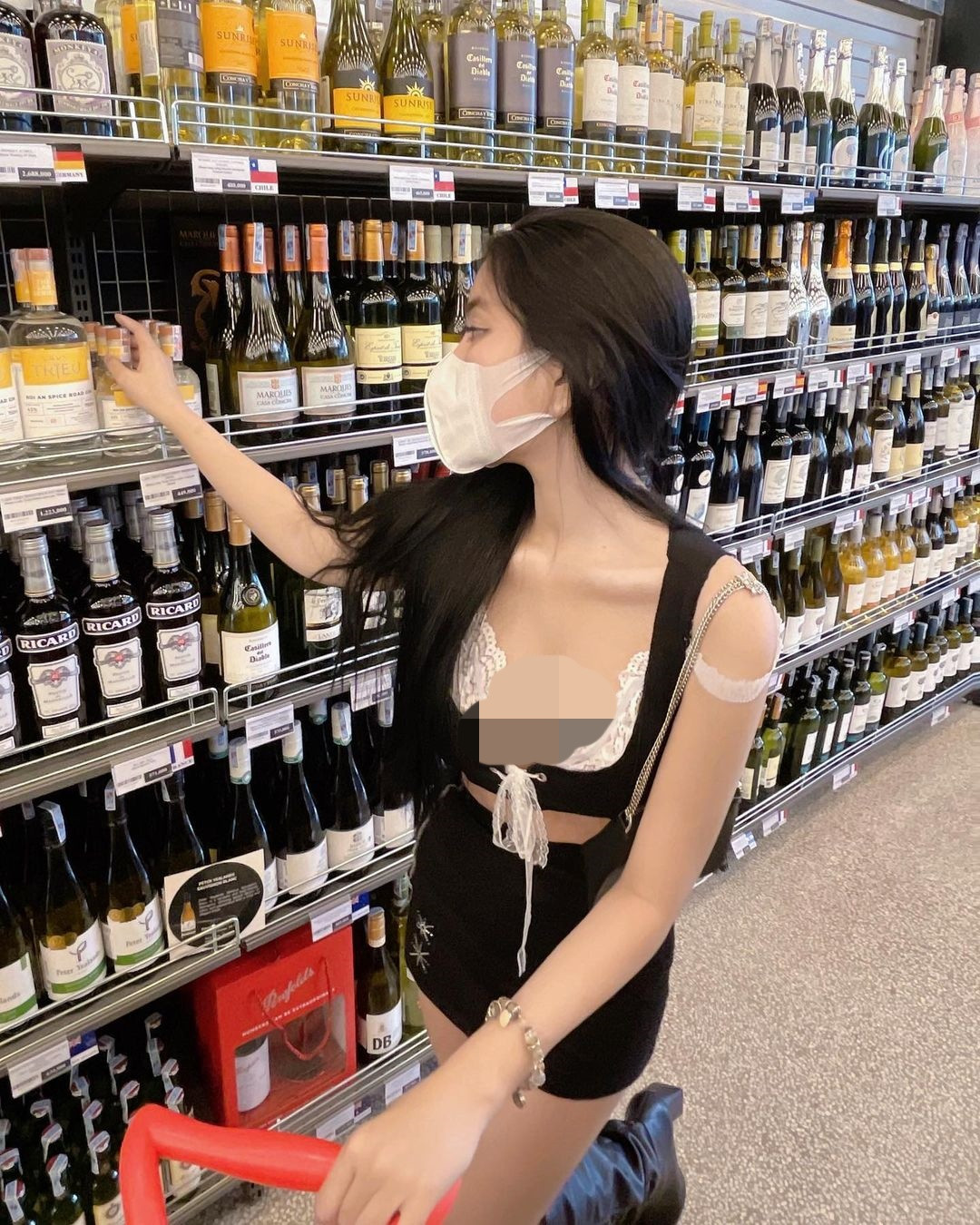 Bằng chứng là dăm bữa nửa tháng dân tình lại được phen "đốt mắt" bởi những tấm ảnh nóng bỏng của Võ Ngọc Trân.