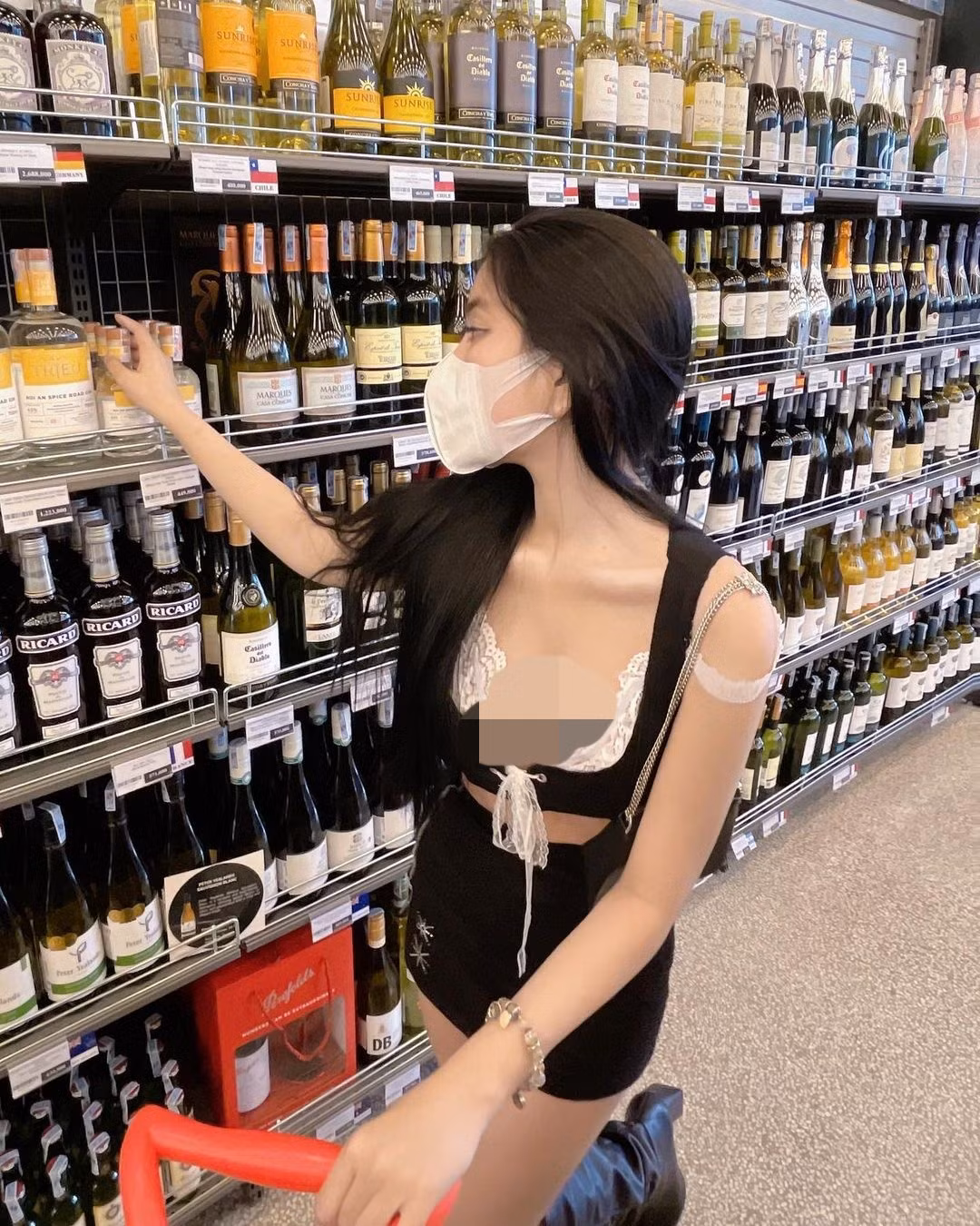 Bằng chứng là dăm bữa nửa tháng dân tình lại được phen "đốt mắt" bởi những tấm ảnh nóng bỏng của Võ Ngọc Trân.