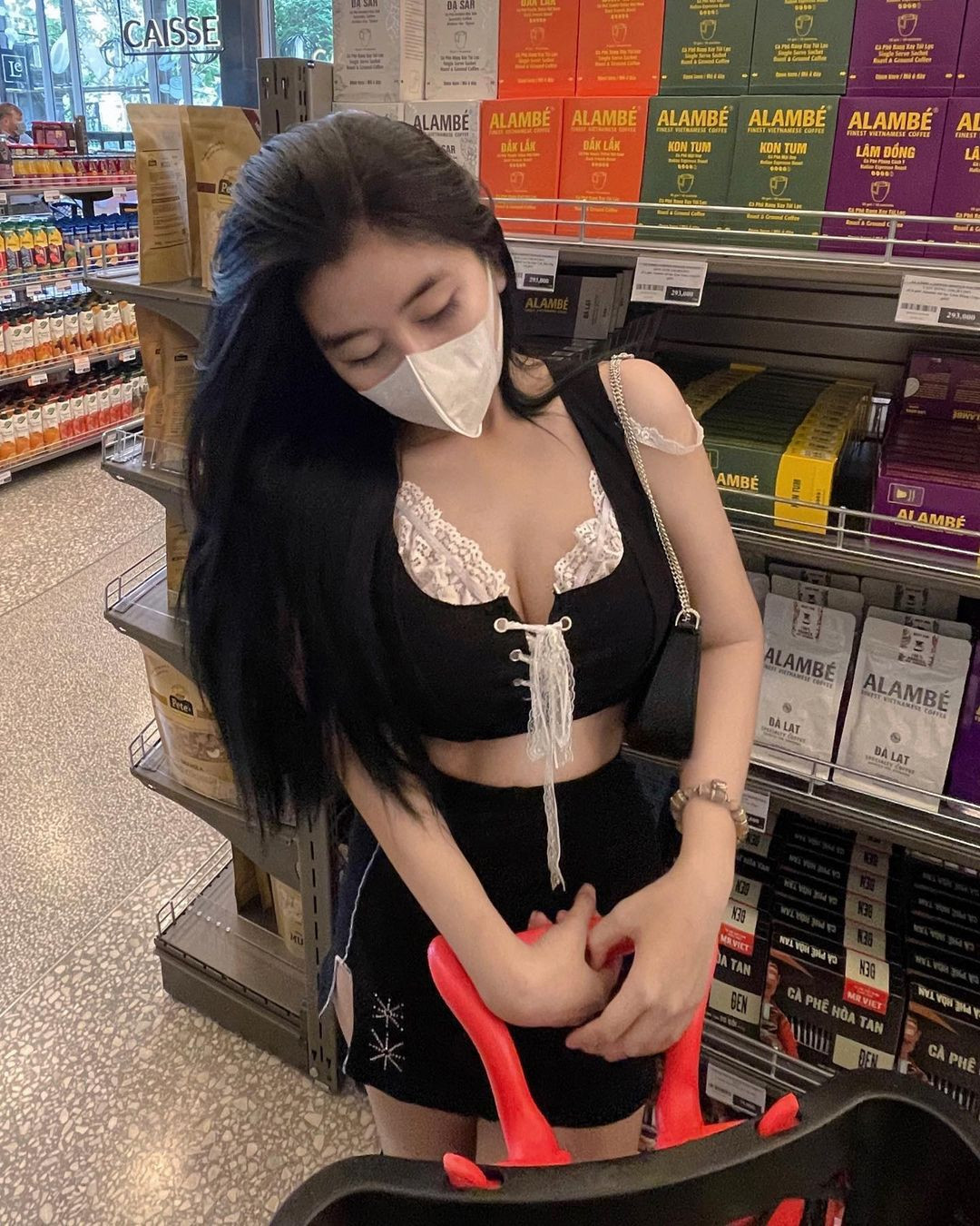 Bên cạnh việc sở hữu gương mặt xinh xắn và nụ cười rạng rỡ, người đẹp Võ Ngọc Trân còn gây chú ý với vóc dáng nuột nà và số đo 3 vòng chuẩn chỉnh. Biết được lợi thế của mình, nên cô nàng cũng rất tích cực theo đuổi phong cách quyến rũ.