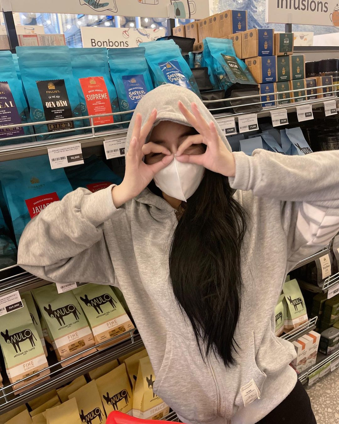 Bằng chứng là bên dưới tấm ảnh của Võ Ngọc Trân, ngoài xuýt xoa khen ngợi nhan sắc cùng vóc dáng, một bộ phận netizen còn để lại những comment vô cùng khiếm nhã, đáng lên án để trêu ghẹo về vòng 1 của cô nàng.