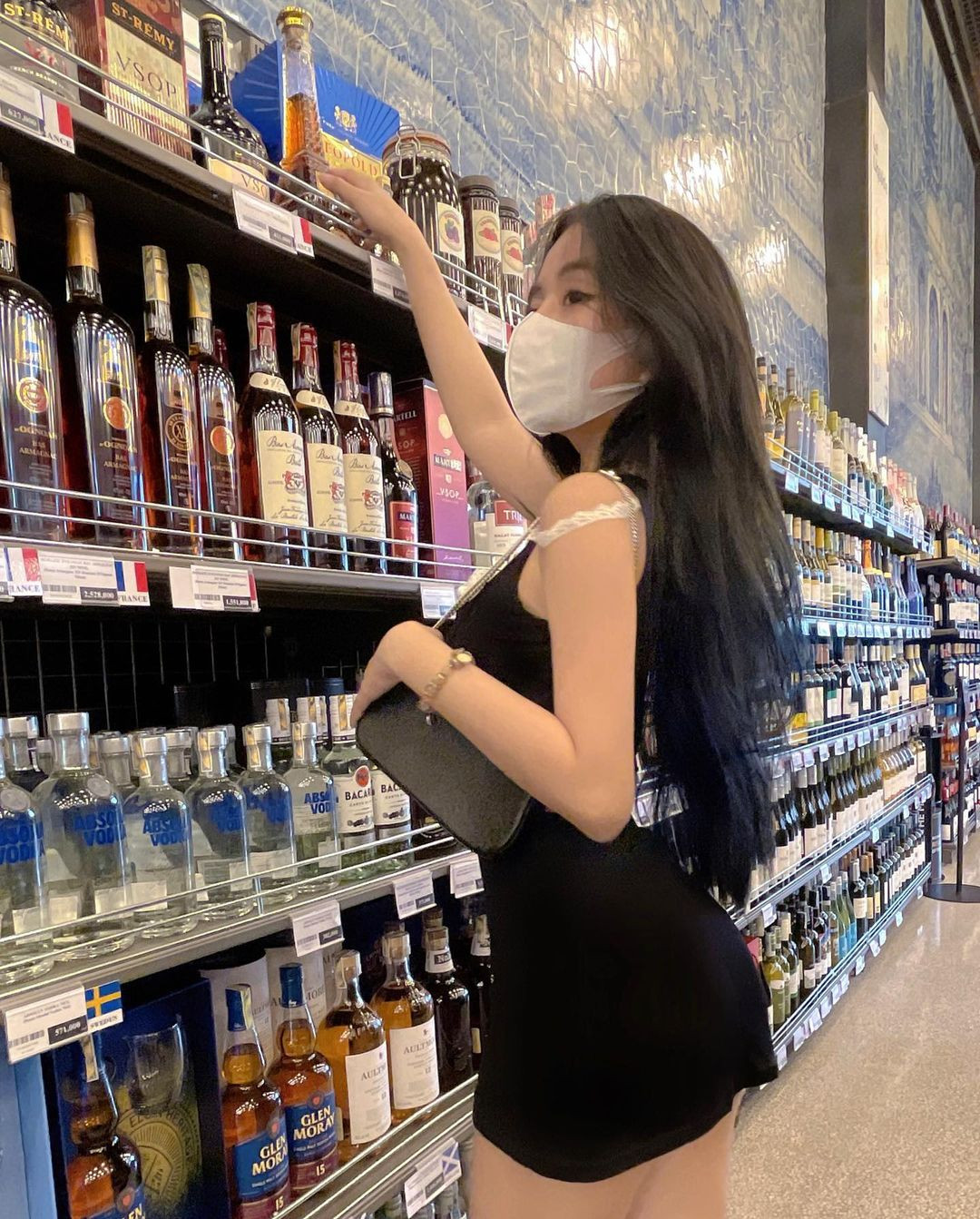 Điểm khiến netizen chú ý đó chính là phần trên của chiếc váy Võ Ngọc Trân diện. Thay vì liền mảnh thì trang phục cô nàng diện thay bằng những chiếc dây khiến lấp ló vòng 1.