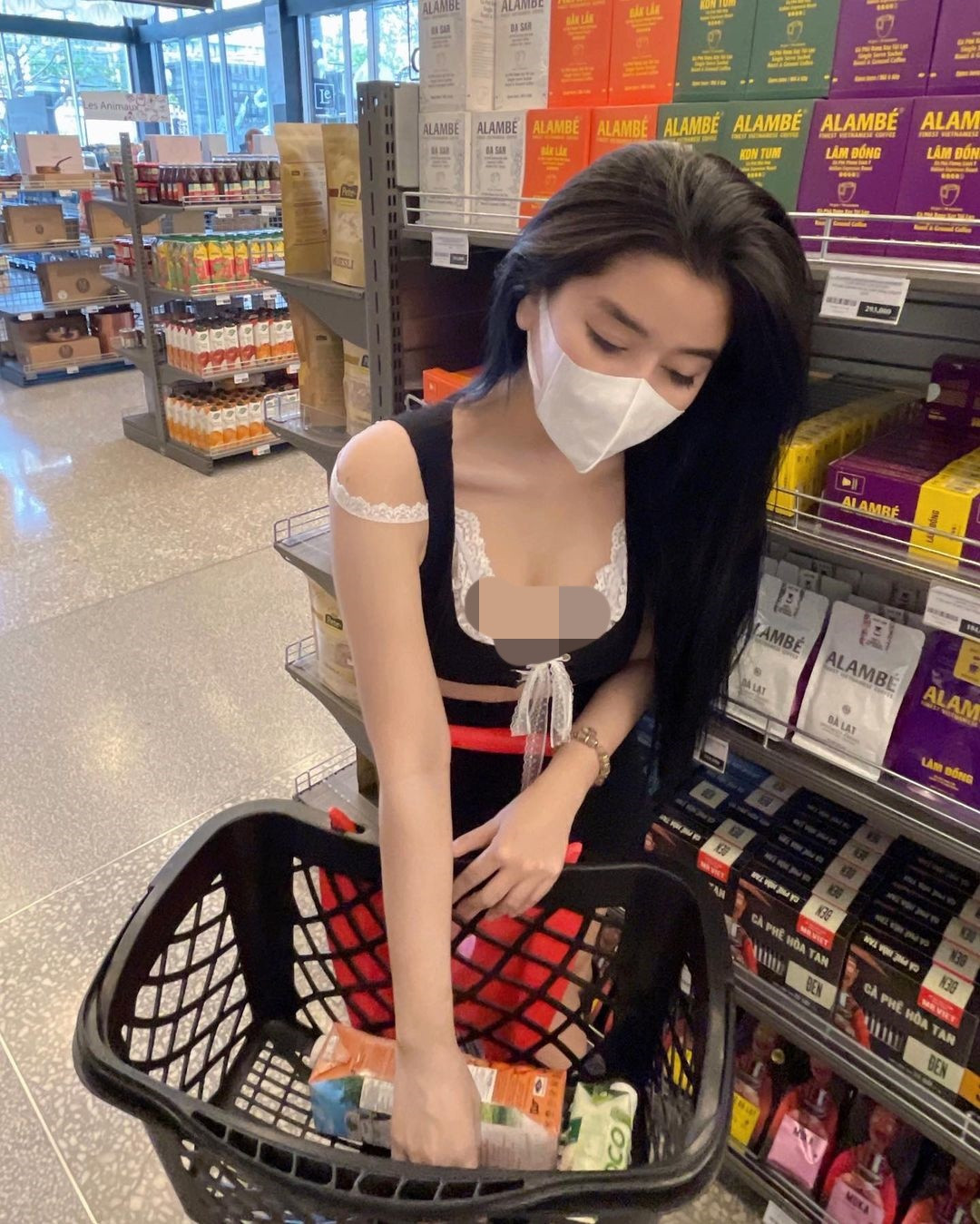 Mới đây, Võ Ngọc Trân tiếp tục khiến cõi mạng xôn xao khi lên sóng bộ ảnh đi siêu thị của mình. Trong ảnh cô nàng diện trang phục ôm sát, tôn lên các đường cong cơ thể.