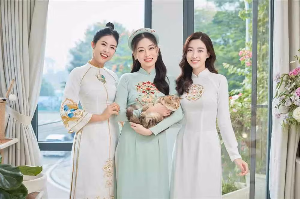 Ngoài những khung hình siêu lung linh từ cô dâu và dàn phù dâu cực phẩm, dân mạng còn thích thú khi thấy chồng sắp cưới của Đỗ Mỹ Linh vào "chốt đơn" khéo nàng hậu.