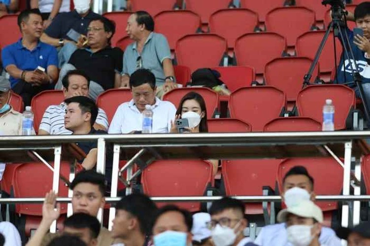 Tin đồn bắt nguồn khi Đỗ Mỹ Linh đăng story ăn tối lãng mạn cùng "ai đó", nhưng lại bị dân mạng soi được đang ở cùng một địa điểm, thời gian với thiếu gia Đỗ Vinh Quang.