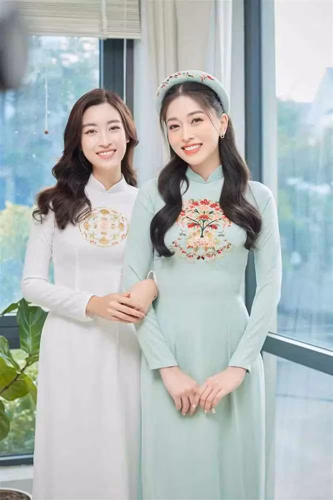 Cách đây vài giờ, Hoa hậu Đỗ Mỹ Linh vừa chia sẻ những hình ảnh nét căng trong đám hỏi của diễn viên Bình An và á hậu Bùi Phương Nga.