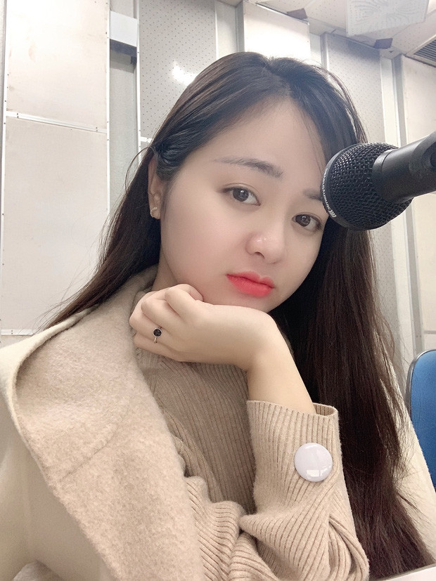 Được biết, cô gái này là Nguyễn Hoài Linh, phát thanh viên của kênh FM90 thuộc Đài phát thanh và truyền hình Hà Nội, phát sóng trên tần số 90MHz. Cô cũng là MC tại kênh VTV2 của Đài truyền hình Việt Nam.