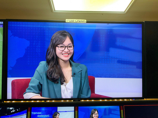 Hoài Linh sinh năm 1996 tại Thái Bình, từng tốt nghiệp Đại học Khoa học - Xã hội và Nhân văn.