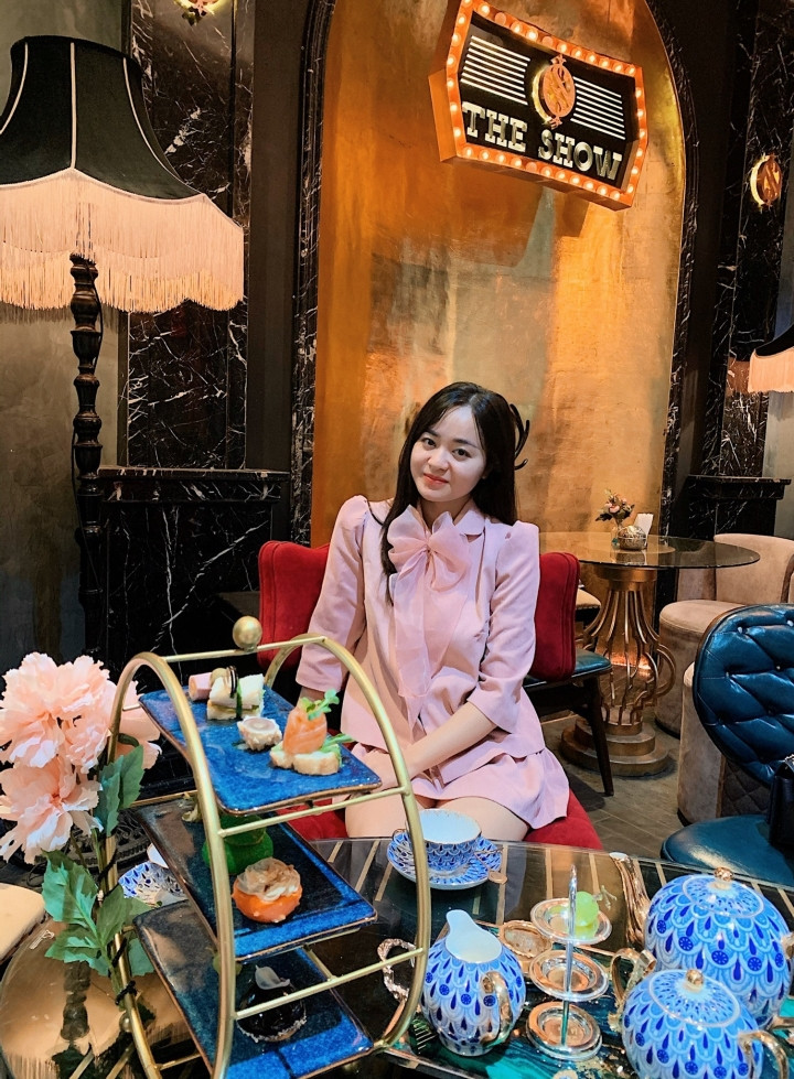 Trên trang cá nhân, nữ phát thanh viên thường xuyên cập nhật những khoảnh khắc đời thường, những buổi đi cà phê cùng bạn bè hay những chuyến du lịch.