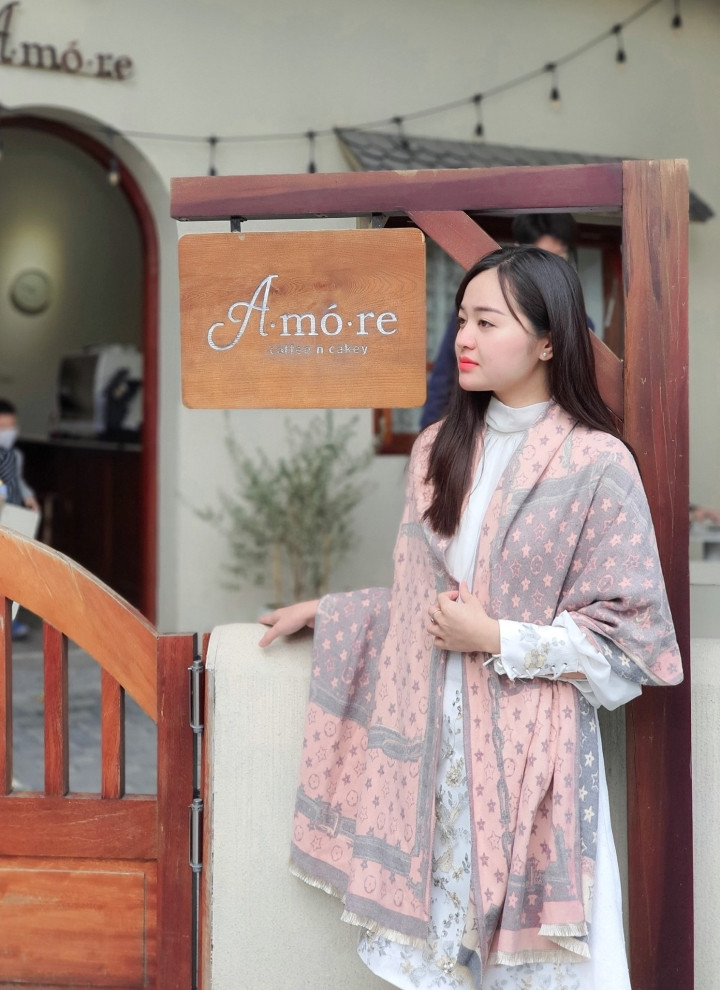 Hoài Linh cũng có sở thích mua sắm và đi du lịch.