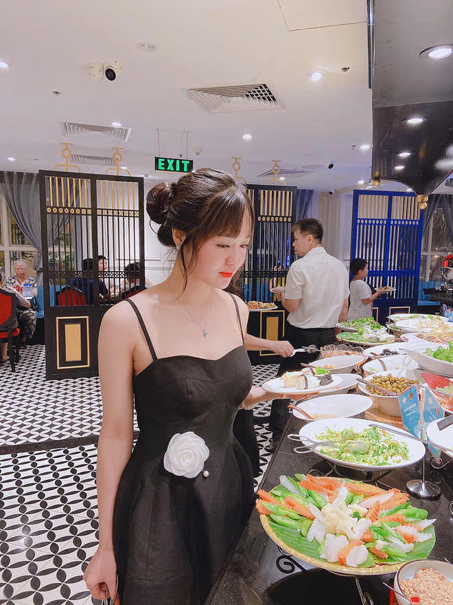 Không chỉ sở hữu giọng nói ngọt như đường, Hoài Linh còn gây bất ngờ với ngoại hình xinh xắn, ưa nhìn.