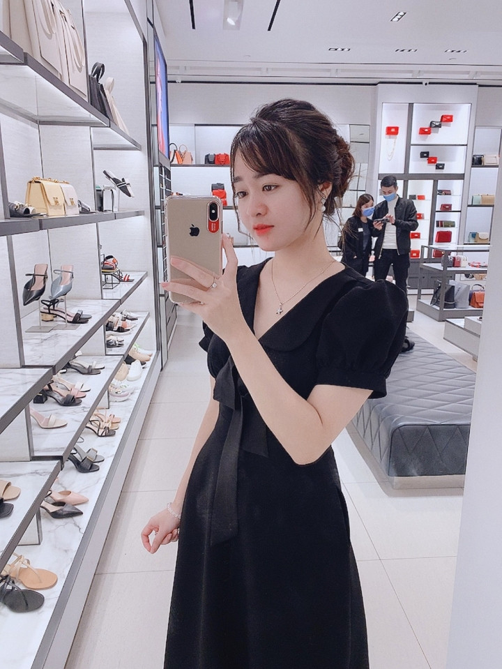 Ngoài nhan sắc ngọt ngào, Hoài Linh cũng sở hữu vóc dáng quyến rũ. Cô theo đuổi phong cách nhẹ nhàng, nữ tính.