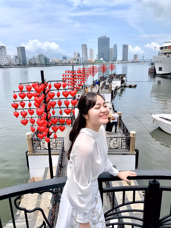 Hiện Hoài Linh đã có 3 năm làm trong ngành phát thanh. Ngoài công việc chính tại đài, cô còn thử sức với vai trò lồng tiếng cho các TVC quảng cáo.