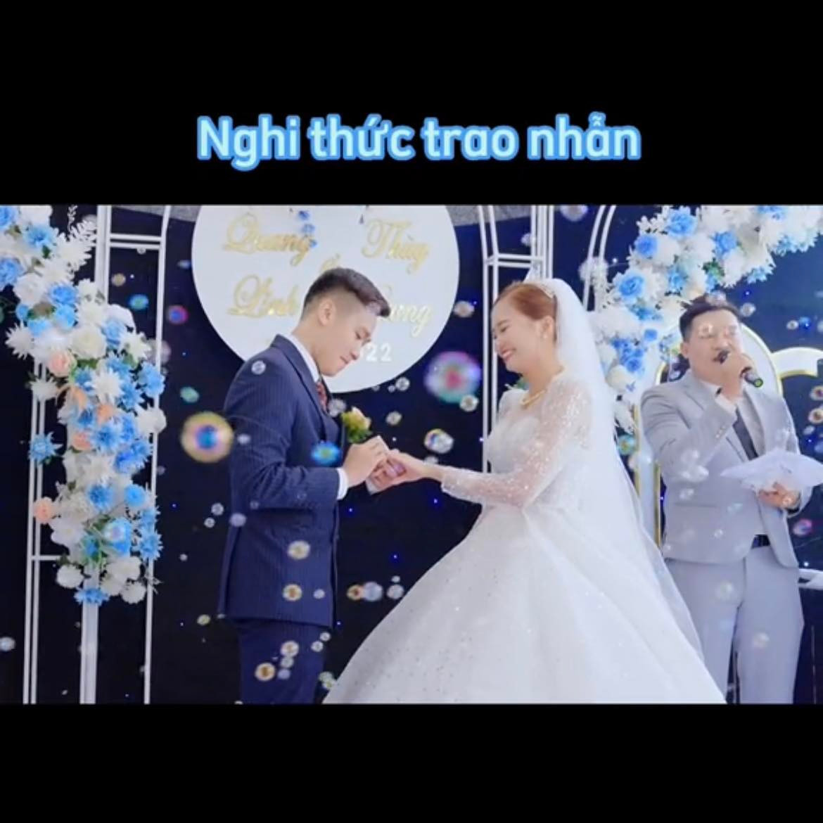 Thay vì rót rượu rồi bỏ chai ở đó thì nàng dâu và chồng quyết định tưới cây hạnh phúc.