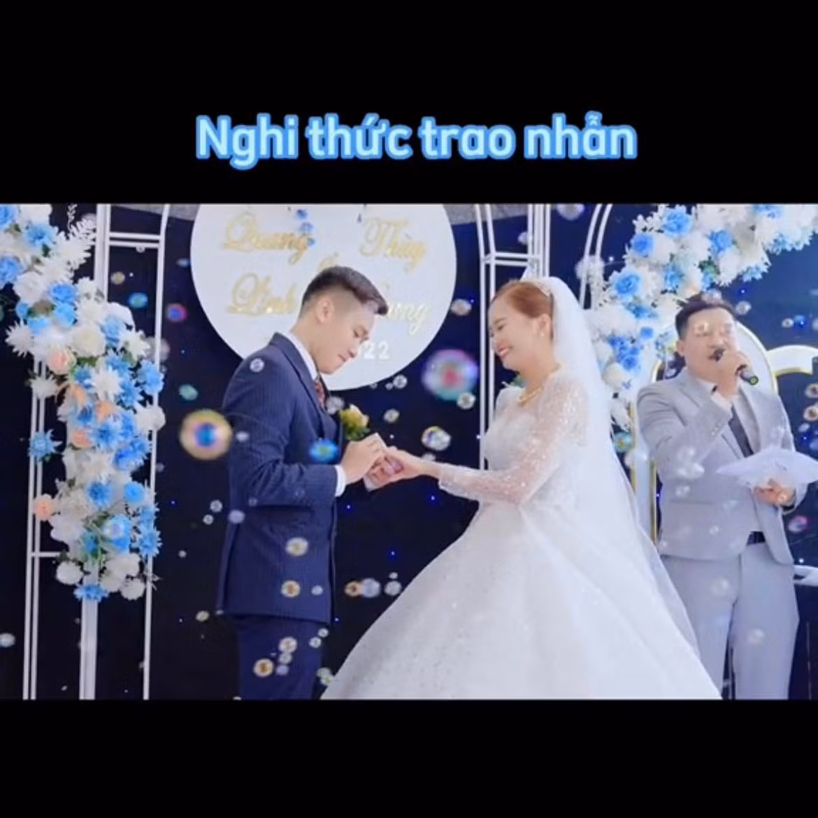 Thay vì rót rượu rồi bỏ chai ở đó thì nàng dâu và chồng quyết định tưới cây hạnh phúc.