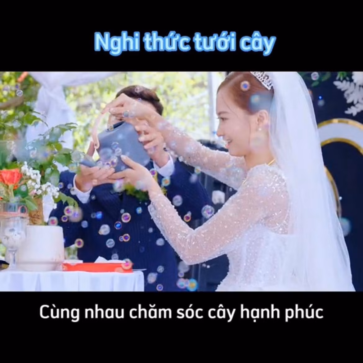 Tiếp đến cô nàng cũng bỏ luôn việc cắt bánh thay vào đó là đổ gạo với ý nghĩ: “Gạo nhà anh, gạo nhà em, hai ta góp gạo thổi cơm chung. Buổi chiều cả nhà sẽ cùng ăn cơm nấu bằng số gạo đó”