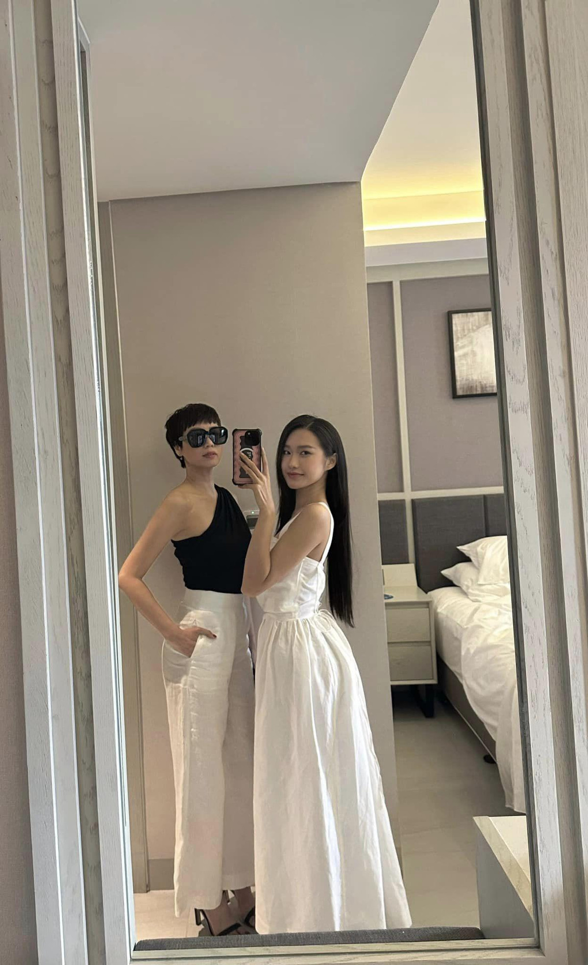 Bên cạnh nhan sắc tươi tắn thì mẹ vợ Đoàn Văn Hậu cũng là một tín đồ thời trang. Lướt trang cá nhân của cô, có thể thấy những khung hình khoe street style ấn tượng, phù hợp với lứa tuổi.