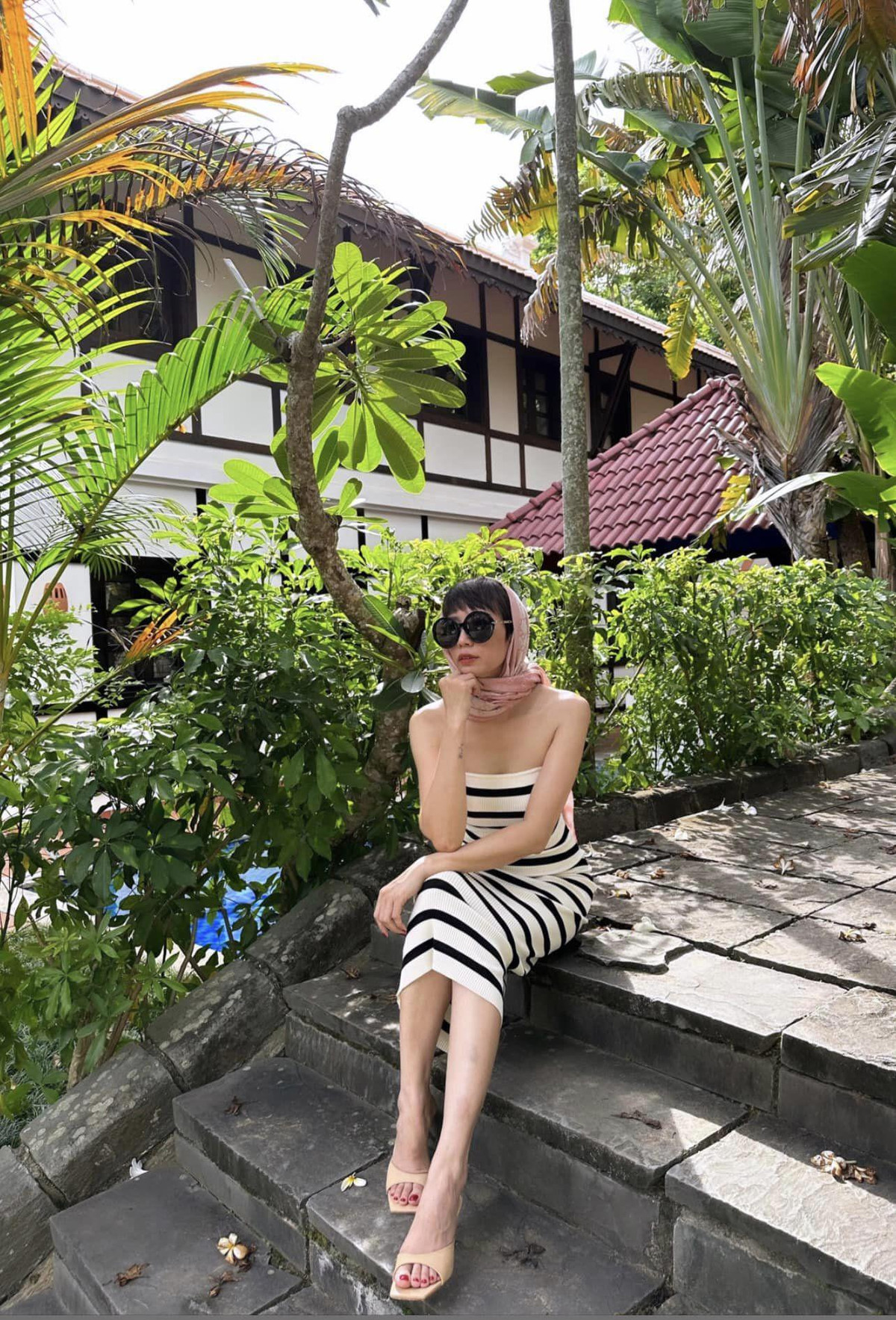 Chọn cho mình mái tóc tém cá tính, cô Mai Đoàn thường kết hợp cùng những bộ cánh rất trẻ trung, có khi là váy ôm khoe dáng kết hợp cùng phụ kiện khăn choàng duyên dáng, lúc lại là quần short cùng sơ-mi croptop, trẻ trung như gái đôi mươi.