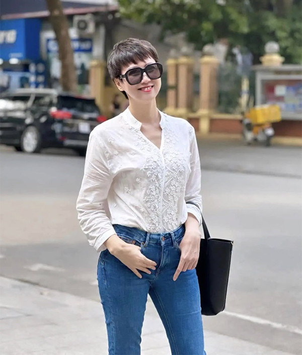 Cùng với đó, ở ngưỡng U50, mẹ ruột Doãn Hải My vẫn chọn yoga bay để rèn luyện hình thể, tạo sự dẻo dai và từ đó giúp tinh thần thoải mái, luôn phơi phới.