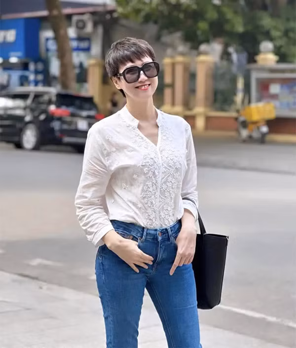 Cùng với đó, ở ngưỡng U50, mẹ ruột Doãn Hải My vẫn chọn yoga bay để rèn luyện hình thể, tạo sự dẻo dai và từ đó giúp tinh thần thoải mái, luôn phơi phới.