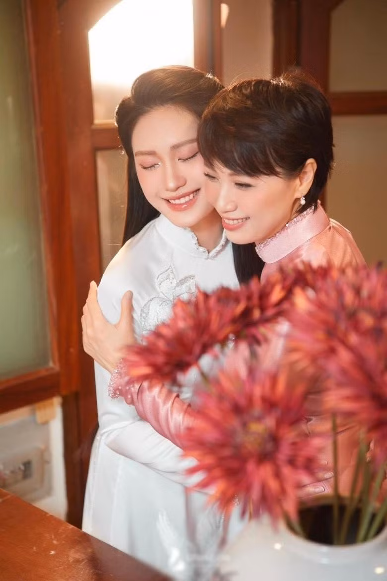 Đám cưới của Đoàn Văn Hậu và Doãn Hải My đã diễn ra và nhận được nhiều chú ý của công chúng. Bên cạnh những lời khen có cánh cho nhan sắc, vẻ ngoài của cặp đôi thì mẹ ruột cô dâu - cô Mai Đoàn cũng khiến nhiều người bất ngờ với vẻ ngoài trẻ trung.