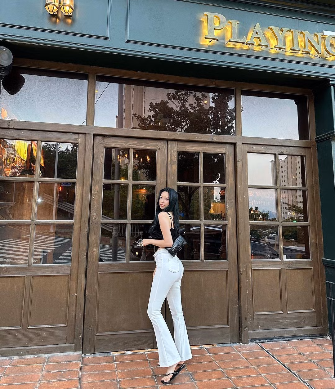 Trên mạng xã hội, Choi Somi thường xuyên đăng tải những hình ảnh khoe ba vòng bốc lửa, check in những nơi sang chảnh và những bữa ăn ngon mắt.