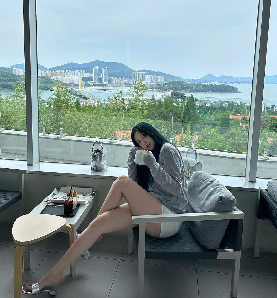 Qua những bức hình được đăng tải trên mạng xã hội, có thể thấy độ quyến rũ của hot girl Hàn Quốc 34 tuổi không có dấu hiệu giảm sút dù ngày càng có nhiều hot girl trẻ đẹp xuất hiện.