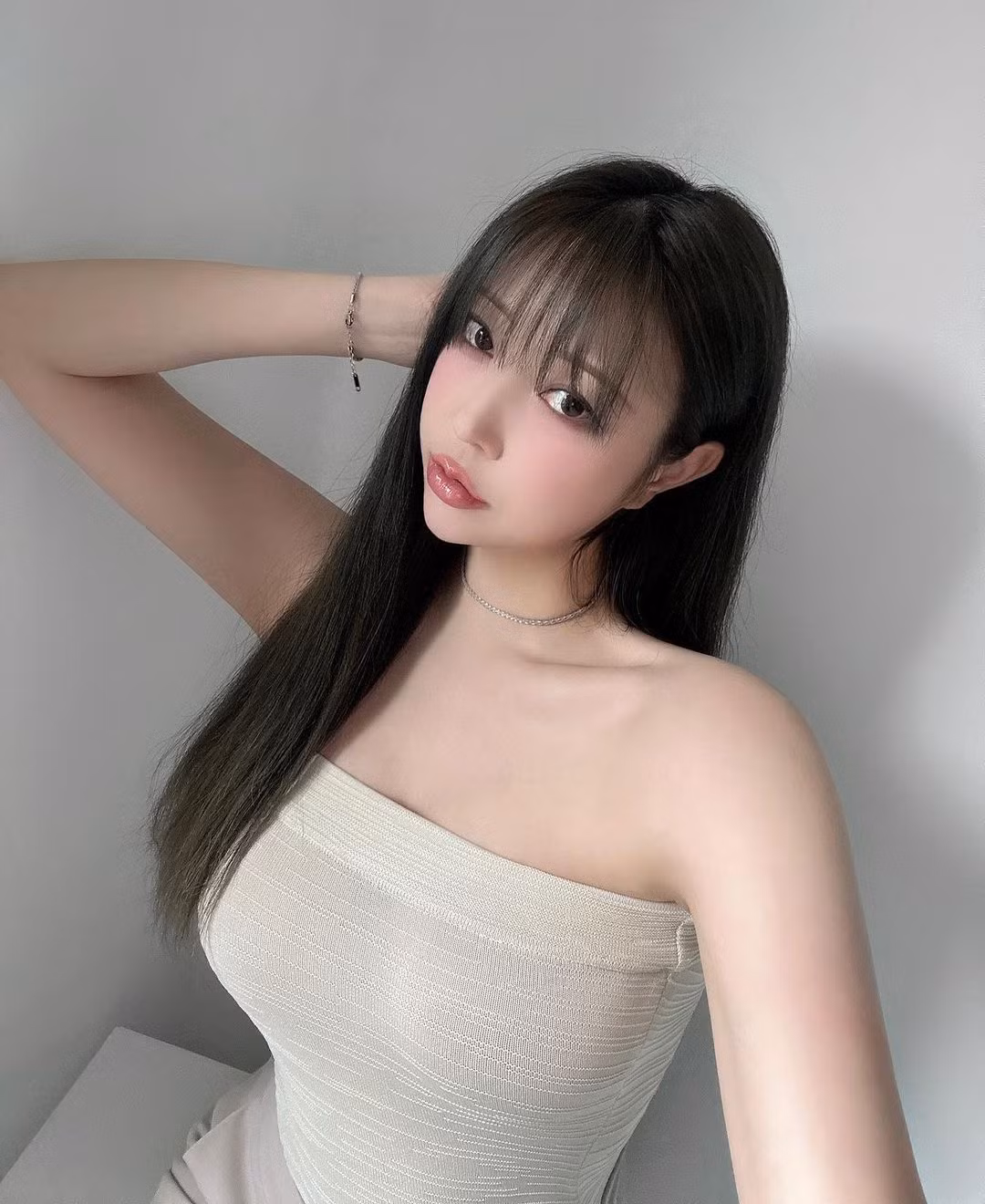 Nhờ vậy, dù hơi mũm mĩm nhưng Choi Somi vẫn sở hữu cơ bụng số 11 đáng ghen tị.