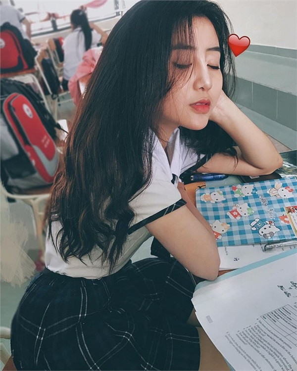 Đâu chỉ đẹp không, ở tuổi 19, Võ Ngọc Trân còn chứng minh mình vô cùng tài năng khi tự mua được xe máy, có 2 sổ tiết kiệm và còn là founder của 4 thương hiệu rồi tự mở shop giữa quận 1 sầm uất nữa.