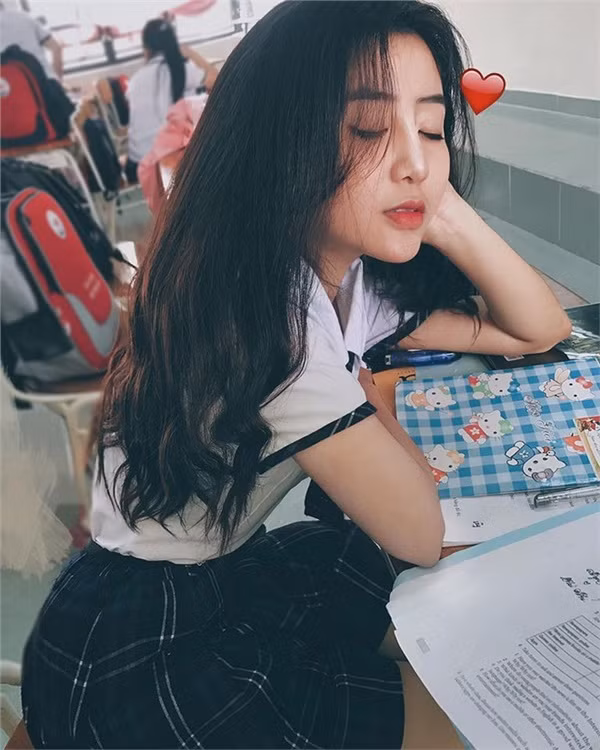 Đâu chỉ đẹp không, ở tuổi 19, Võ Ngọc Trân còn chứng minh mình vô cùng tài năng khi tự mua được xe máy, có 2 sổ tiết kiệm và còn là founder của 4 thương hiệu rồi tự mở shop giữa quận 1 sầm uất nữa.