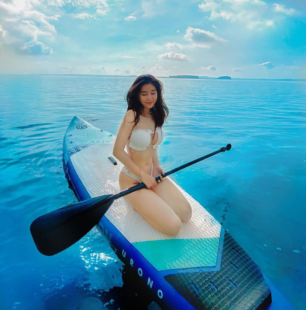 Mới đây, Võ Ngọc Trân một lần nữa gây chú ý khi khoe những bức ảnh diện bikini khoe trọn body hút mắt khiến dân tình ai nấy được phen bỏng mắt.