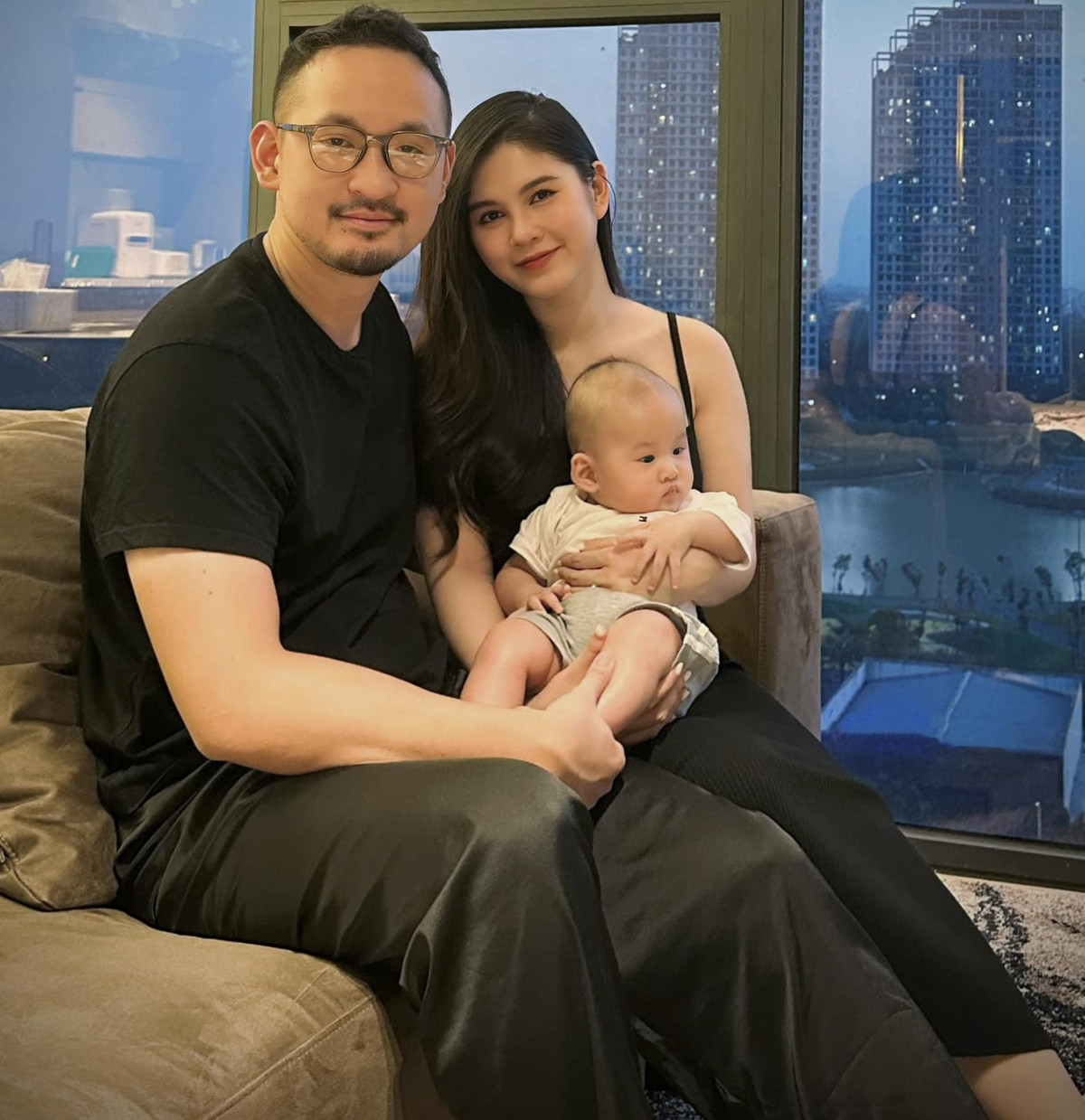 Thông tin này nhanh chóng nhận được nhiều sự quan tâm của dân mạng, nhiều bình luận khen ngợi sắc vóc "mẹ 1 con trông mòn con mắt" của Thu Hoài sau sinh. Không chỉ vóc dáng thon gọn mà làn da trắng mịn, hồng hào cùng mái tóc đen dài của cô cũng gây chú ý không kém.