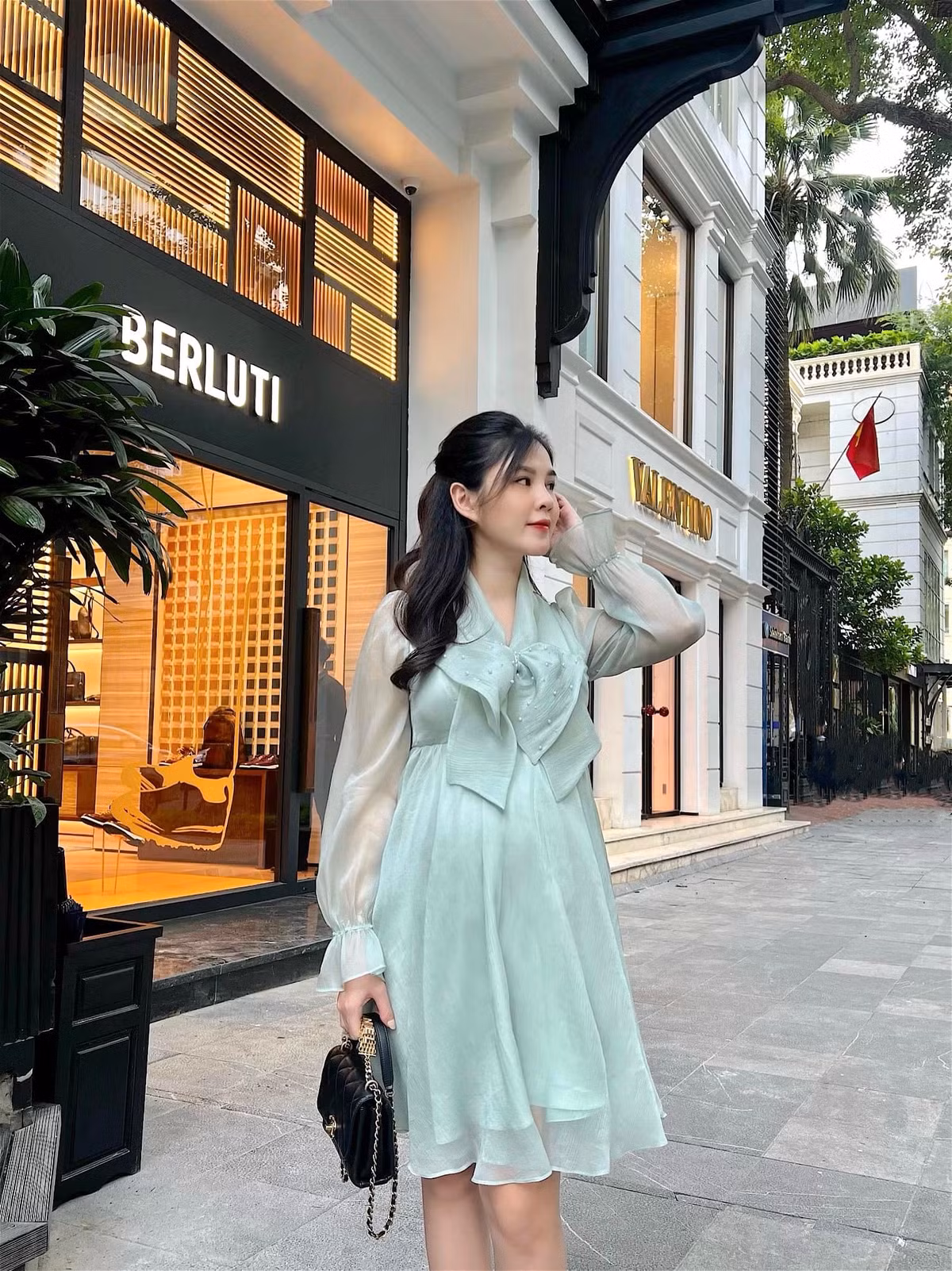 Trên trang Facebook cá nhân, Thu Hoài cũng thường xuyên đăng tải hình ảnh khoe dáng vóc sau sinh, chia sẻ body không còn như thời son rỗi.