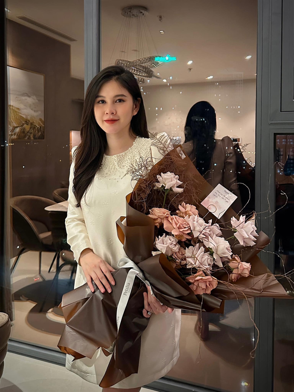 Bên cạnh đó, kết hợp với việc tập yoga, hoạt động nhẹ nhàng trong quá trình trước và sau sinh cũng là bí quyết giúp Thu Hoài dễ dàng lấy lại được vóc dáng sau sinh. Ngoài ra, cô cũng quay trở lại với bộ môn golf để giữ dáng chuẩn đẹp.