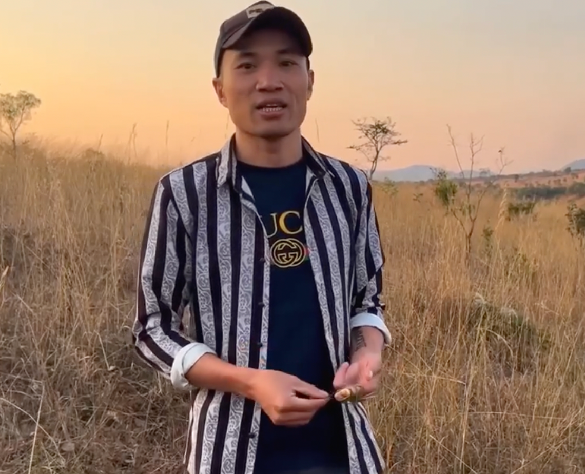 Theo đó, cách đây gần 1 tháng, Quang Dũng bất ngờ bị bệnh, sau khi đi khám thì phát hiện tình trạng biến chứng của căn bệnh sốt rét đang trở nặng, gây ảnh hưởng không lớn đến sức khỏe.