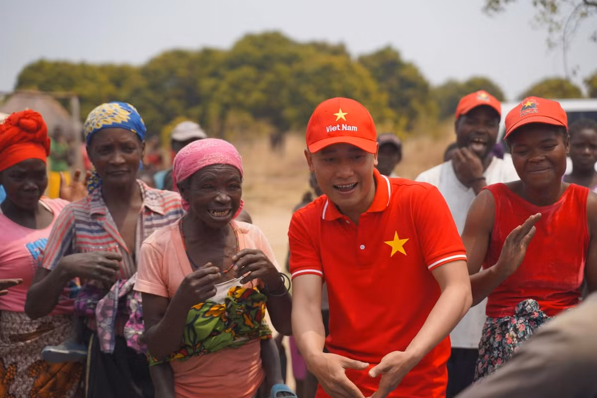 Từ những ngày đầu làm quen với người dân Angola, hiện tại, nam Youtuber gốc Nghệ An đã mở được một trang trại lớn và trở thành ông chủ.