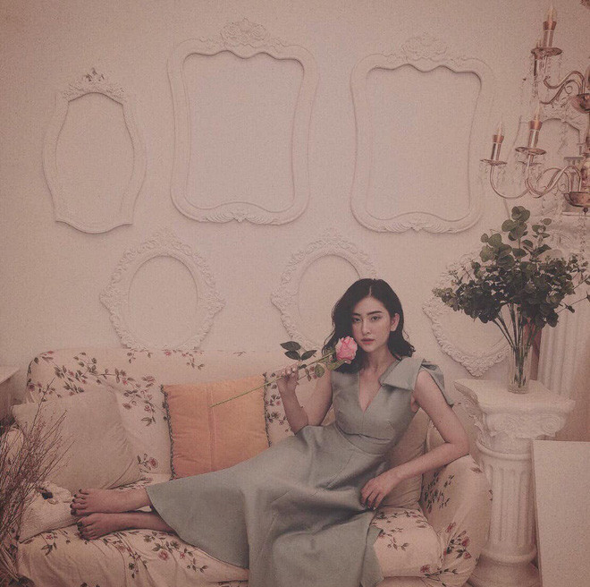 Đặc biệt, dù không có khoảnh khắc nào cười rạng rỡ nhưng bù lại thần thái của Huyền Thoại lại cực kì thu hút, khiến người khác muốn nhìn mãi không thôi.