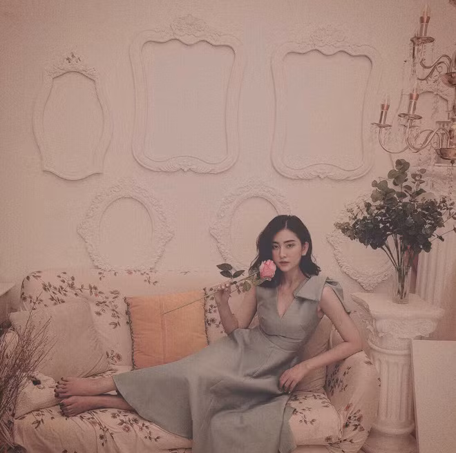 Đặc biệt, dù không có khoảnh khắc nào cười rạng rỡ nhưng bù lại thần thái của Huyền Thoại lại cực kì thu hút, khiến người khác muốn nhìn mãi không thôi.