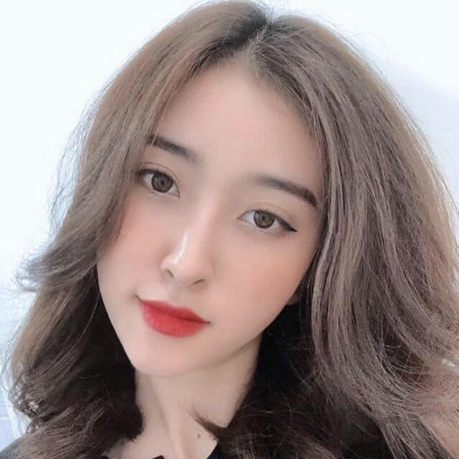 Sở hữu vẻ ngoài bắt mắt với gương mặt xinh đẹp, hội tụ những đường nét tinh tú, Huyền Thoại ngay lập tức chiếm được cảm tình của người xem. Thậm chí, cố vấn của gameshow "Người ấy là ai" - Hương Giang Idol phải khẳng định mình và nữ chính tập này có nét giống nhau.