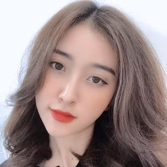 Sở hữu vẻ ngoài bắt mắt với gương mặt xinh đẹp, hội tụ những đường nét tinh tú, Huyền Thoại ngay lập tức chiếm được cảm tình của người xem. Thậm chí, cố vấn của gameshow "Người ấy là ai" - Hương Giang Idol phải khẳng định mình và nữ chính tập này có nét giống nhau.