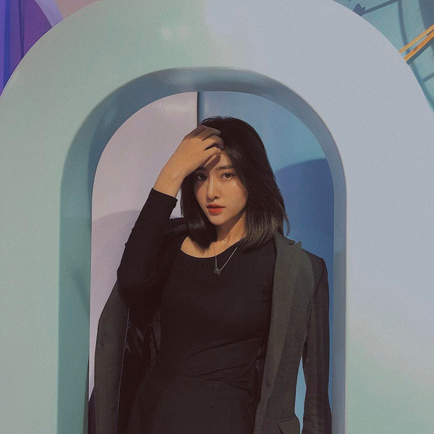 Huyền Thoại tên đầy đủ là Phan Thị Huyền Thoại (24 tuổi) sinh ra lớn lên tại Vũng Tàu, hiện cô bạn này đang sống và làm việc tại TP HCM.