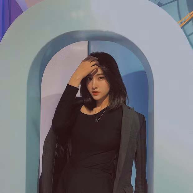 Huyền Thoại tên đầy đủ là Phan Thị Huyền Thoại (24 tuổi) sinh ra lớn lên tại Vũng Tàu, hiện cô bạn này đang sống và làm việc tại TP HCM.