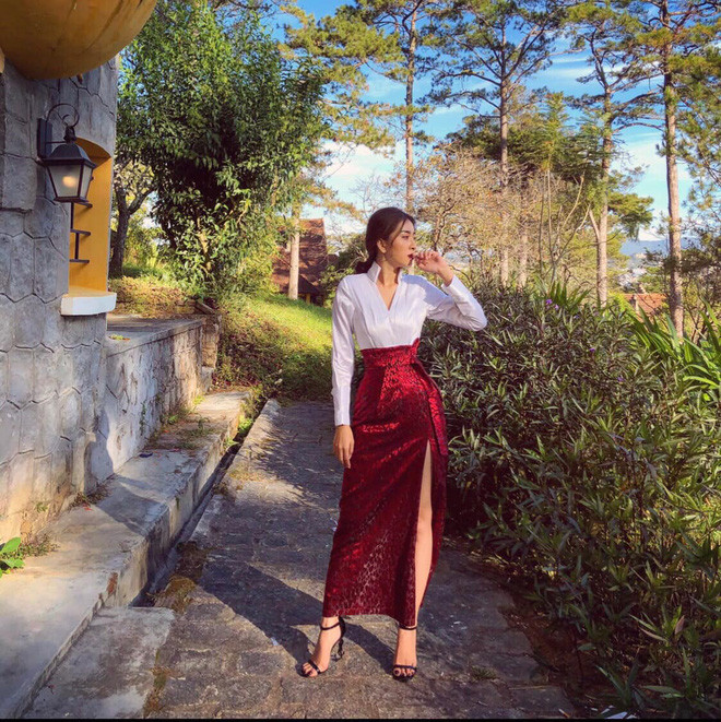 Điểm thu hút từ trang cá nhân của Huyền Thoại chính là những bức ảnh cực đẹp của cô. Nhiều người phải thừa nhận rằng rất ấn tượng với cô gái tới từ Vũng Tàu và những lời khen có cánh đến từ bạn bè, dân mạng vì nét đẹp dịu dàng và mong manh đã được gửi đi.