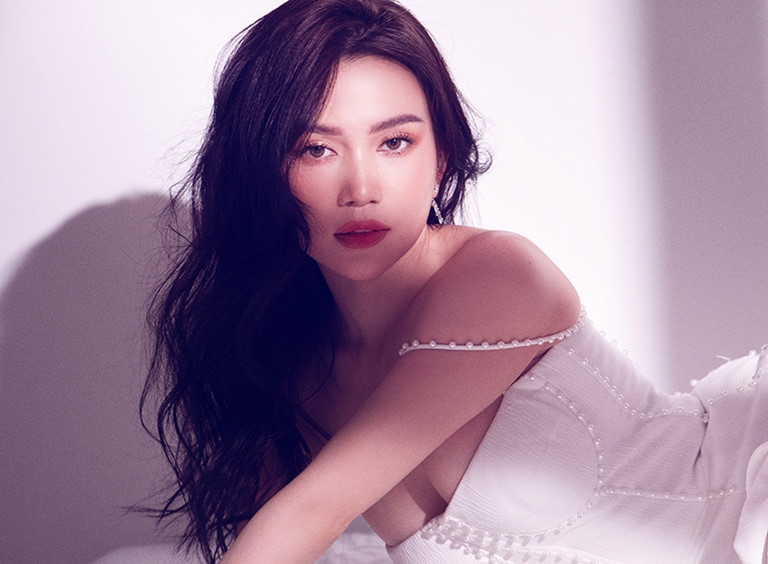 Những bức ảnh khoe lưng trần của Sĩ Thanh ngay sau khi được đăng tải đã gây chú ý và thu hút rất nhiều lượt yêu thích.