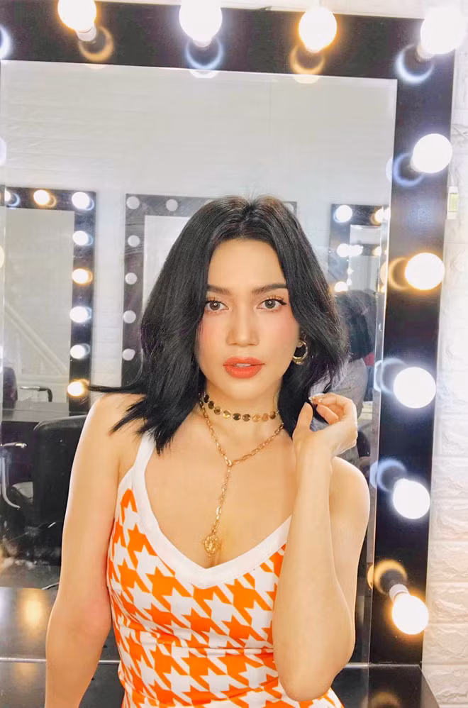 Sĩ Thanh một lần nữa khiến khán giả phải "ná thở" khi diện đồ mặc nhà sương sương nhưng lại trễ nải khoe vòng 1 khủng cực kỳ nảy nở.