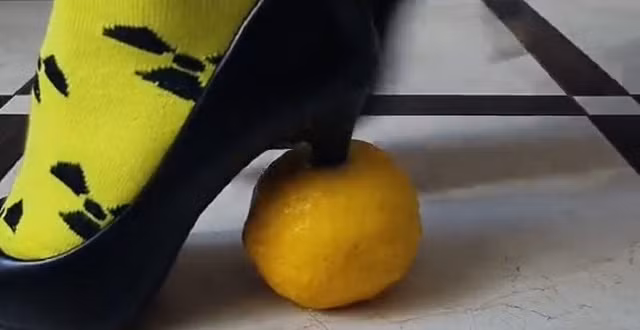 Chứng kiến nội dung của TikToker trên, rất nhiều người lo ngại rằng con cháu của họ sẽ xem kênh này và học theo hành động lãng phí đó.