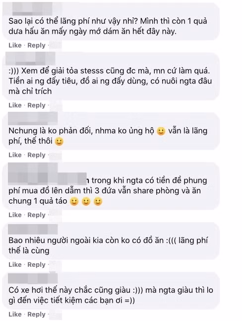 Dưới bài đăng, rất nhiều dân mạng để lại bình luận trái chiều về hành động "tàn phá" đồ ăn của TikToker.